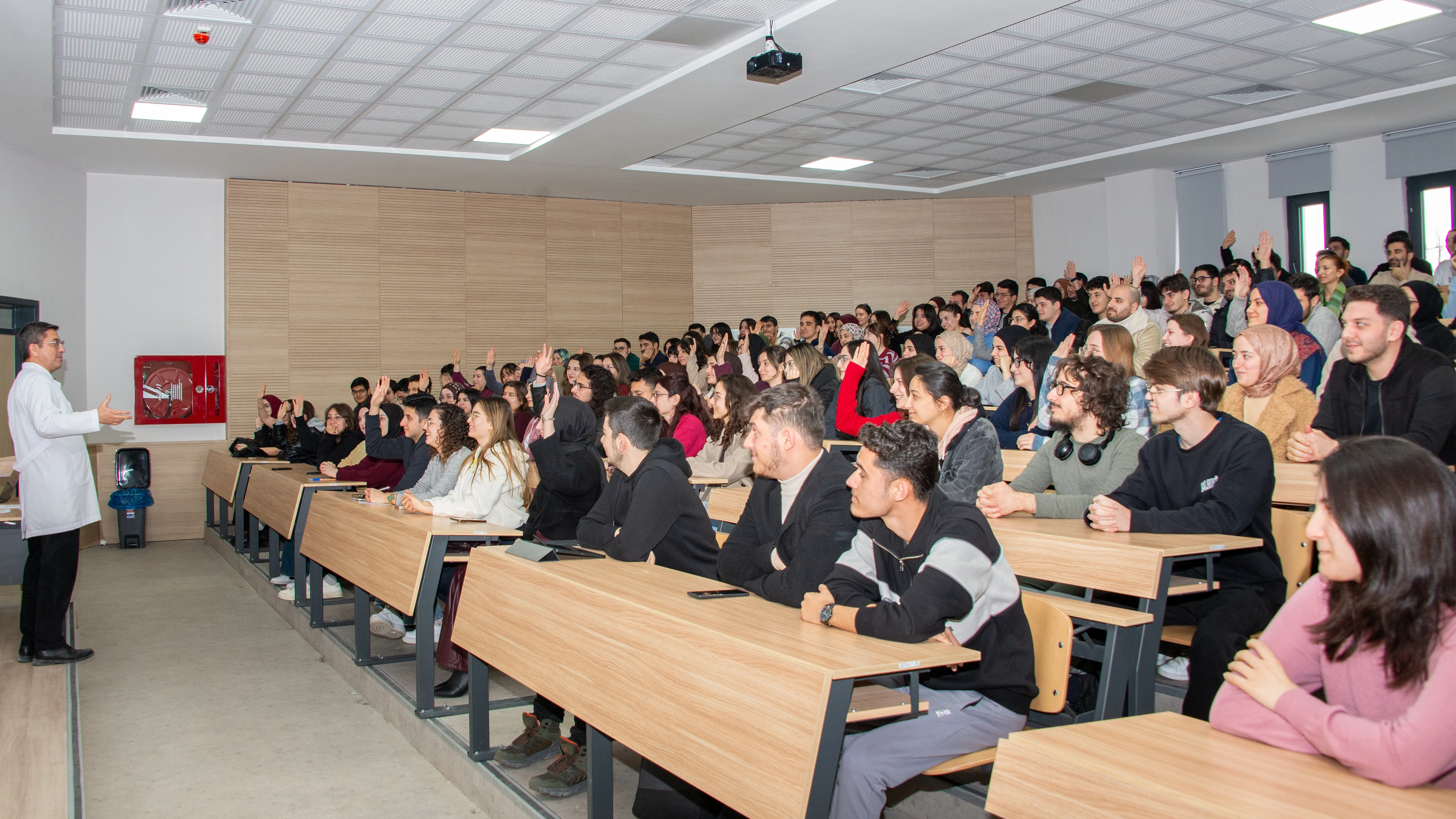Eczacılık Fakültesi, akademisyenlere ve öğrencilere önemli fırsatlar sunuyor